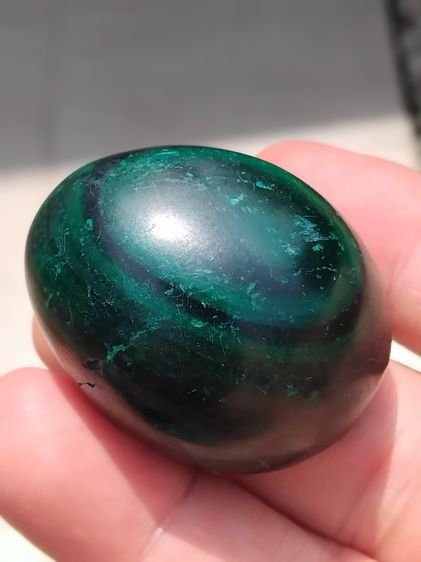 หัวแหวน เนื้อหิน สีเขียวเช้ม ห้อยคอ ขนาด 1.5 นิ้ว แกะแบบหลังเต่า อย่างหนา มีน้ำหนัก ลายหินเป็นชั้นตามธรรมชาาติ อย่างสวย สมบูรณ์ แปลก หายากมา รูปที่ 6