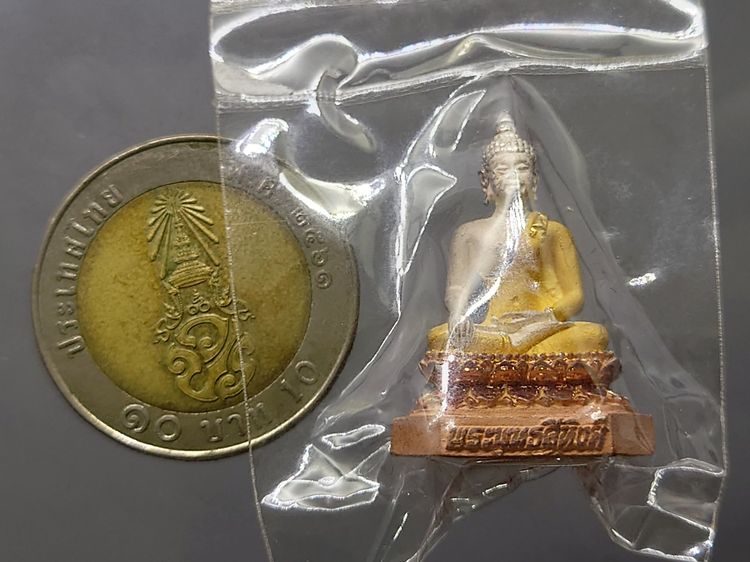 พระพุทธสิหิงค์ เนื้อเงินพ่นทราย สามกษัตริย์ ขัดเงาบางส่วน รุ่น สิงห์40 วัดพระสิงห์ ขนาดสูง 2.8 เซน พ.ศ.2540 พร้อมกล่องเดิม รูปที่ 8