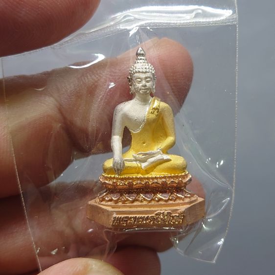 พระพุทธสิหิงค์ เนื้อเงินพ่นทราย สามกษัตริย์ ขัดเงาบางส่วน รุ่น สิงห์40 วัดพระสิงห์ ขนาดสูง 2.8 เซน พ.ศ.2540 พร้อมกล่องเดิม รูปที่ 3