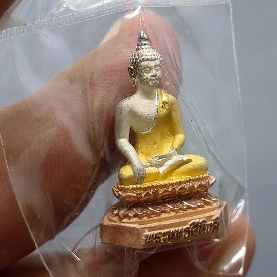 พระพุทธสิหิงค์ เนื้อเงินพ่นทราย สามกษัตริย์ ขัดเงาบางส่วน รุ่น สิงห์40 วัดพระสิงห์ ขนาดสูง 2.8 เซน พ.ศ.2540 พร้อมกล่องเดิม รูปที่ 5