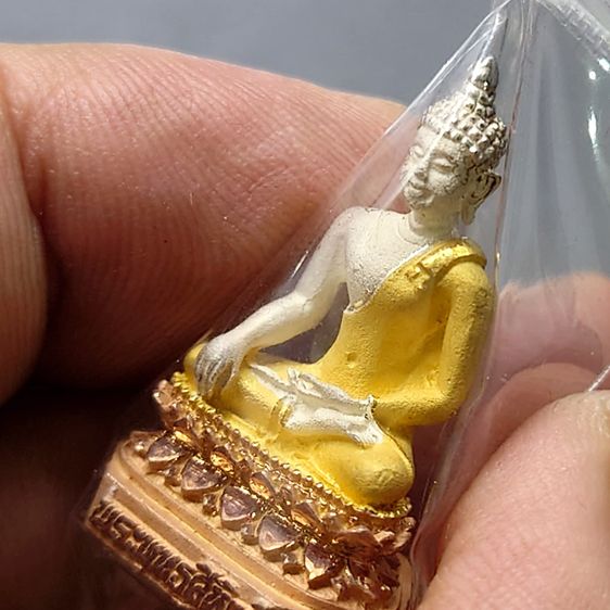 พระพุทธสิหิงค์ เนื้อเงินพ่นทราย สามกษัตริย์ ขัดเงาบางส่วน รุ่น สิงห์40 วัดพระสิงห์ ขนาดสูง 2.8 เซน พ.ศ.2540 พร้อมกล่องเดิม รูปที่ 6