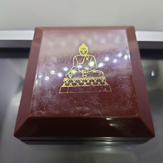 พระพุทธสิหิงค์ เนื้อเงินพ่นทราย สามกษัตริย์ ขัดเงาบางส่วน รุ่น สิงห์40 วัดพระสิงห์ ขนาดสูง 2.8 เซน พ.ศ.2540 พร้อมกล่องเดิม รูปที่ 9
