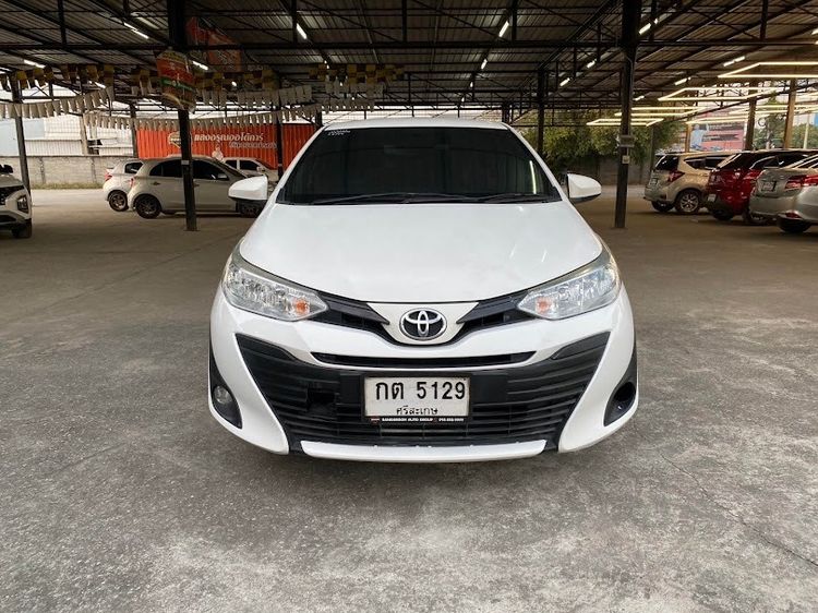 Toyota Yaris ATIV 2017 1.2 J Sedan เบนซิน ไม่ติดแก๊ส เกียร์อัตโนมัติ ขาว รูปที่ 2