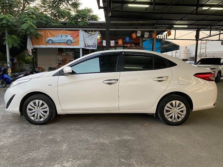 Toyota Yaris ATIV 2017 1.2 J Sedan เบนซิน ไม่ติดแก๊ส เกียร์อัตโนมัติ ขาว รูปที่ 4