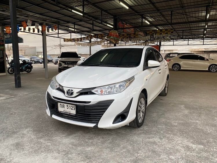 รถ Toyota Yaris ATIV 1.2 J สี ขาว