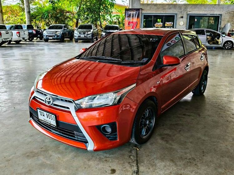 รถ Toyota Yaris 1.2 E สี ส้ม