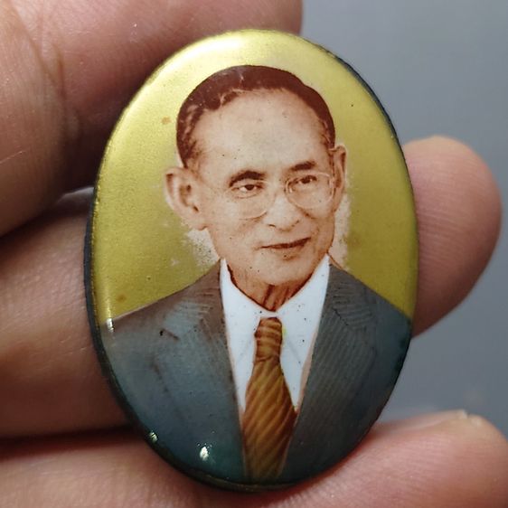 ล็อกเก็ตในหลวงรัชกาลที่ 9 ฉากทอง หลังเงิน (พิมพ์รีใหญ่) ที่ระลึกครบ 25 ปี มูลนิธิศรีรัตนโกสินทร์ วัดสุทธาราม พ.ศ.2550 พร้อมตลับเดิม รูปที่ 5
