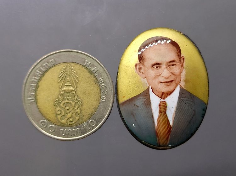 ล็อกเก็ตในหลวงรัชกาลที่ 9 ฉากทอง หลังเงิน (พิมพ์รีใหญ่) ที่ระลึกครบ 25 ปี มูลนิธิศรีรัตนโกสินทร์ วัดสุทธาราม พ.ศ.2550 พร้อมตลับเดิม รูปที่ 6