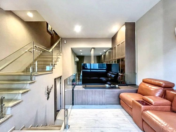 ตกแต่งครบ Ananda Development 185 ตร.ม. 3 ห้องนอน 3 ห้องน้ำ ทาวน์เฮาส์สำหรับ ขายใน ช่องนนทรี รูปที่ 4
