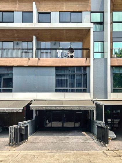 185 ตร.ม. 3 ห้องนอน 3 ห้องน้ำ ทาวน์เฮาส์สำหรับ ขายใน ช่องนนทรี