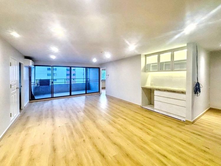 ตกแต่งครบ อื่นๆ 239 ตร.ม. 3 ห้องนอน 4 ห้องน้ำ คอนโดสำหรับ ขายใน คลองเตยเหนือ