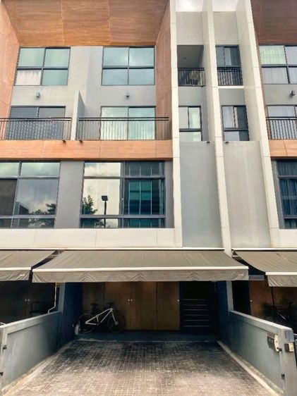 185 ตร.ม. 3 ห้องนอน 4 ห้องน้ำ ทาวน์เฮาส์สำหรับ ขายใน ช่องนนทรี