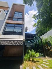 200 ตร.ม. 3 ห้องนอน 3 ห้องน้ำ ทาวน์เฮาส์สำหรับ ขายใน ช่องนนทรี