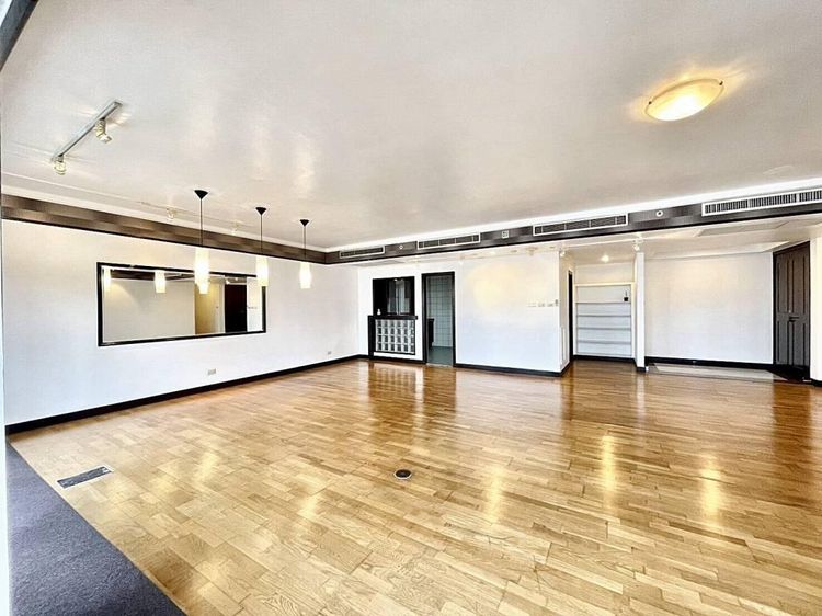 อื่นๆ 318 ตร.ม. 3 ห้องนอน 3 ห้องน้ำ คอนโดสำหรับ ขายใน ลุมพินี