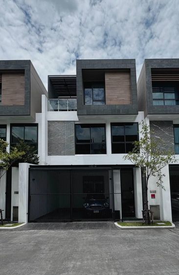 315 ตร.ม. 3 ห้องนอน 4 ห้องน้ำ ทาวน์เฮาส์สำหรับ ขายใน บางกะปิ