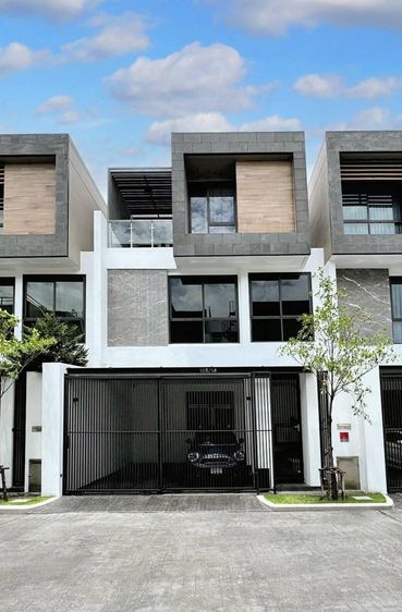 315 ตร.ม. 3 ห้องนอน 4 ห้องน้ำ ทาวน์เฮาส์สำหรับ ขายใน บางกะปิ