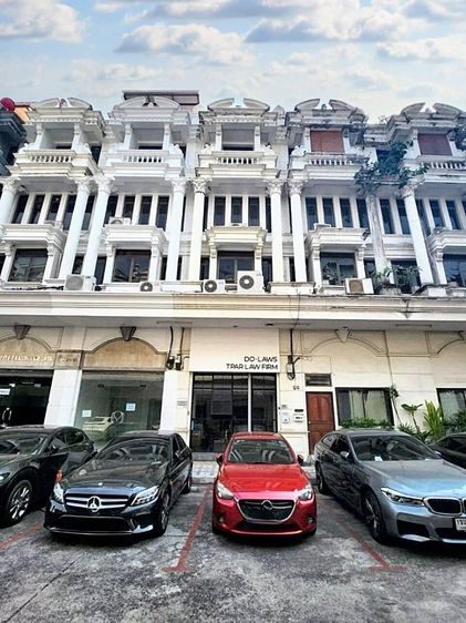 ตกแต่งครบ อื่นๆ 170 ตร.ม. 2 ห้องนอน 2 ห้องน้ำ ทาวน์เฮาส์สำหรับ ขายใน คลองตันเหนือ