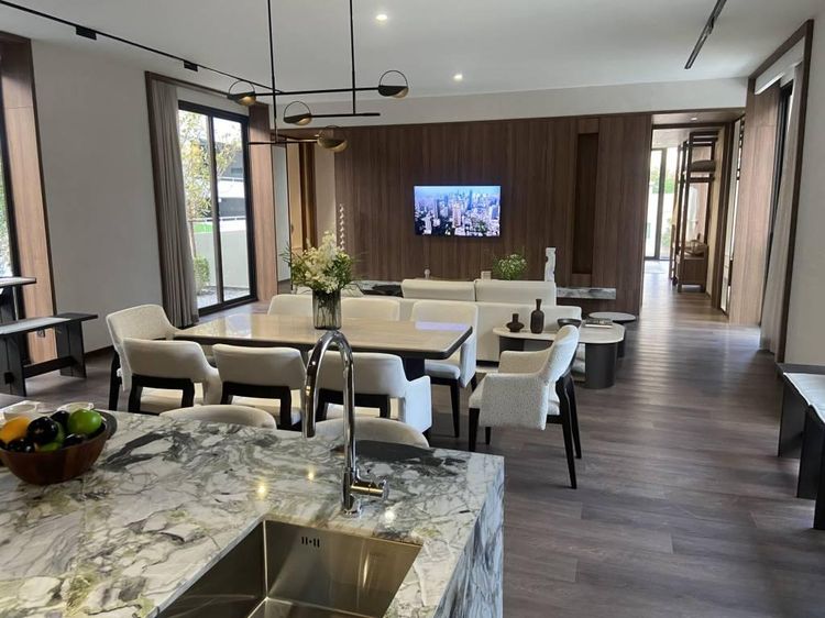 118 ตร.ม. 2 ห้องนอน 2 ห้องน้ำ คอนโดสำหรับ ขายใน สีลม