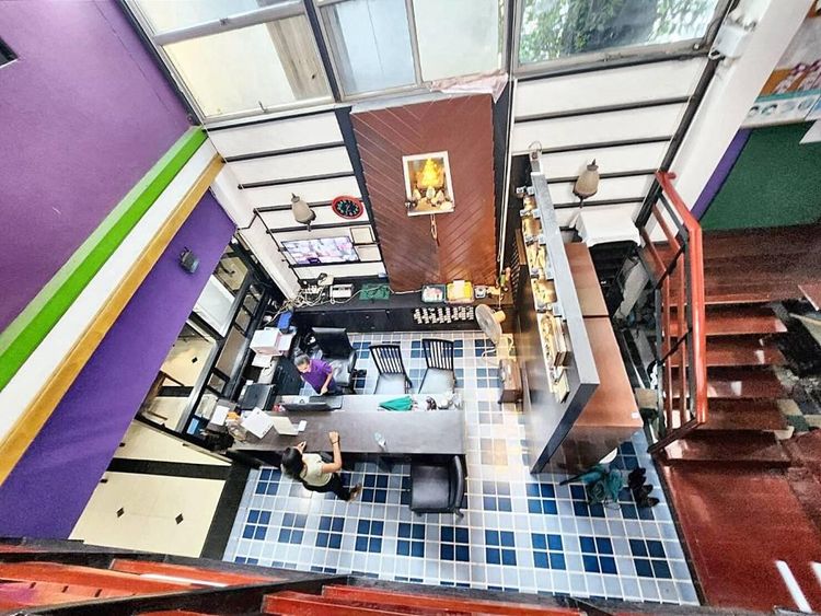 เทคโอเวอร์ธุรกิจ: โรงแรมหลัก 54 แห่งในย่านข้าวสารอันพลุกพล่าน