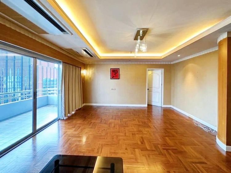 232 ตร.ม. 4 ห้องนอน 4 ห้องน้ำ คอนโดสำหรับ ขายใน วังใหม่