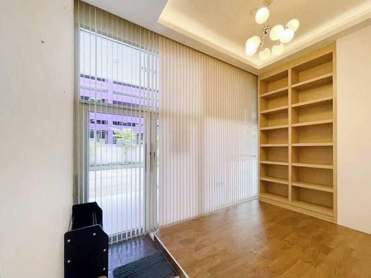 69 ตร.ม. สำนักงานสำหรับ ขาย &amp; เช่าใน สีลม