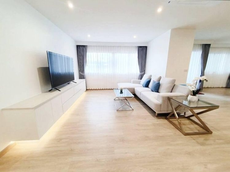 ตกแต่งครบ 2010 อื่นๆ 144 ตร.ม. 2 ห้องนอน 2 ห้องน้ำ คอนโดสำหรับ ขายใน สีลม