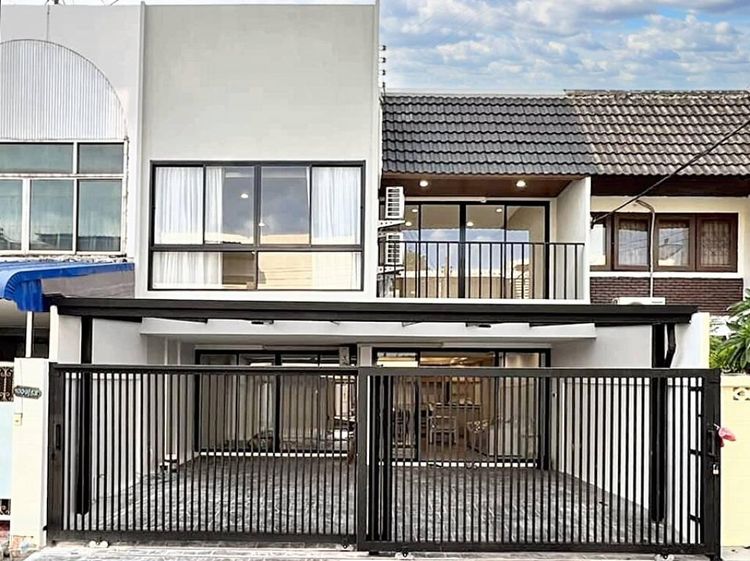 ตกแต่งครบ อื่นๆ 210 ตร.ม. 4 ห้องนอน 3 ห้องน้ำ ทาวน์เฮาส์สำหรับ ขายใน คลองตันเหนือ