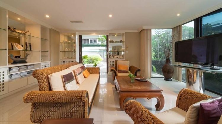 214 ตร.ม. 4 ห้องนอน 3 ห้องน้ำ คอนโดสำหรับ ขายใน คลองตันเหนือ