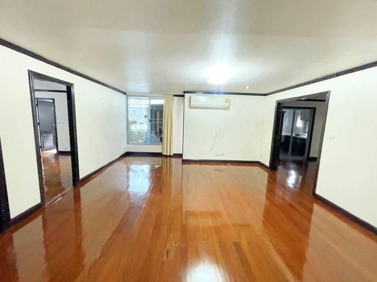 2010 อื่นๆ 165 ตร.ม. 4 ห้องนอน 3 ห้องน้ำ คอนโดสำหรับ ขายใน คลองเตยเหนือ