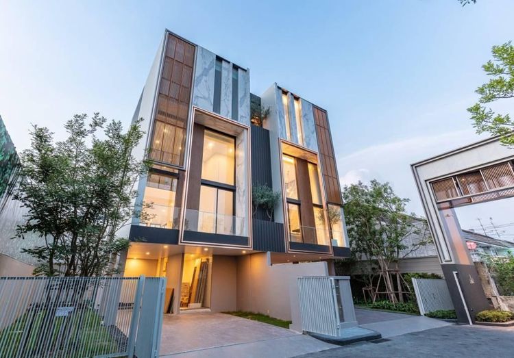 314 ตร.ม. 3 ห้องนอน 5 ห้องน้ำ ทาวน์เฮาส์สำหรับ ขายใน จอมพล