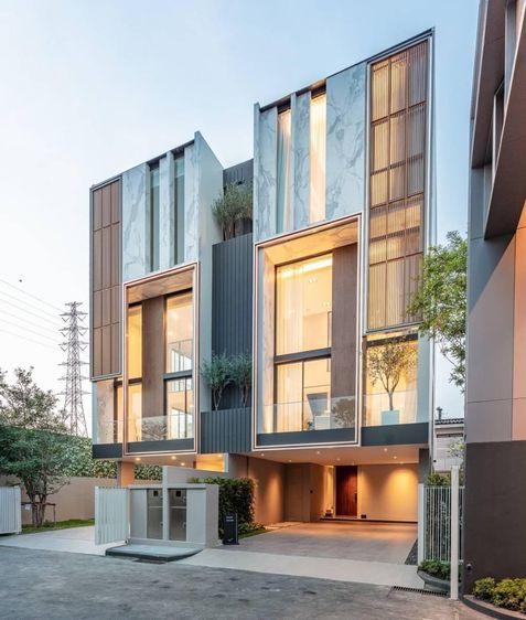 303 ตร.ม. 3 ห้องนอน 5 ห้องน้ำ ทาวน์เฮาส์สำหรับ ขายใน จอมพล