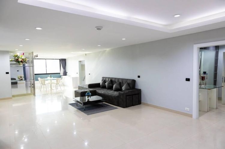 ตกแต่งครบ อื่นๆ 243 ตร.ม. 3 ห้องนอน 4 ห้องน้ำ คอนโดสำหรับ ขายใน คลองตัน รูปที่ 2