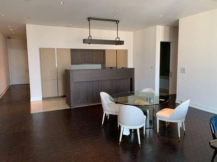 ตกแต่งครบ อื่นๆ 211 ตร.ม. 3 ห้องนอน 4 ห้องน้ำ คอนโดสำหรับ ขายใน สีลม