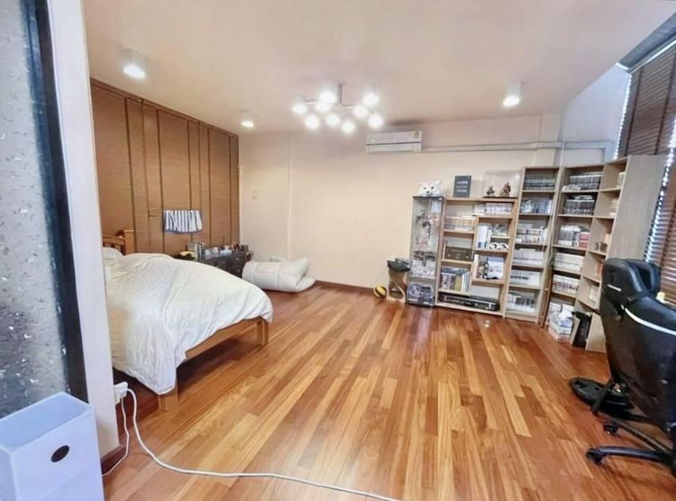 ตกแต่งครบ อื่นๆ 300 ตร.ม. 3 ห้องนอน 3 ห้องน้ำ ทาวน์เฮาส์สำหรับ ขายใน ลุมพินี รูปที่ 4