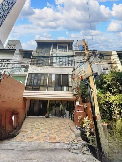 300 ตร.ม. 3 ห้องนอน 3 ห้องน้ำ ทาวน์เฮาส์สำหรับ ขายใน ลุมพินี