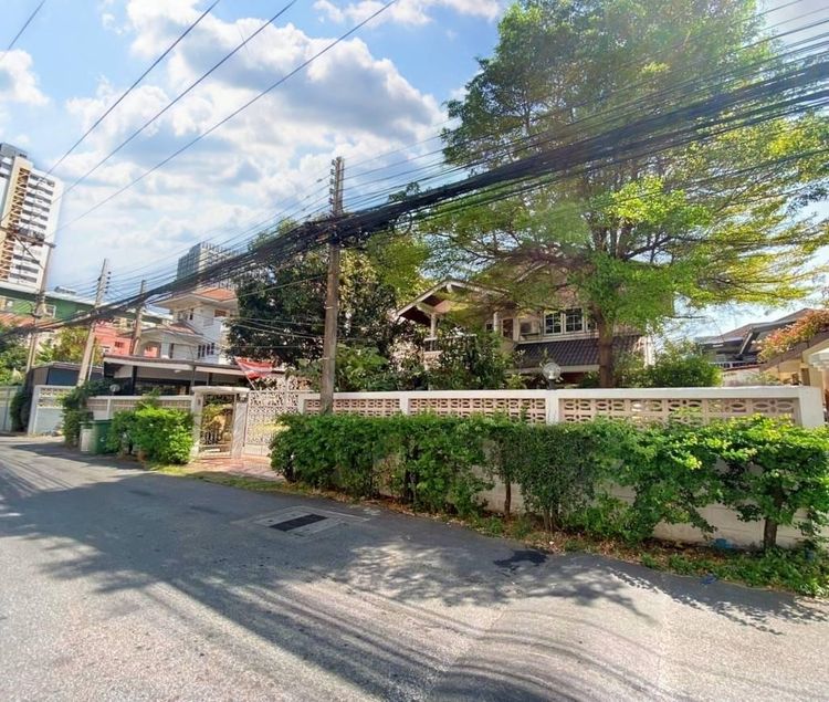 1,584 ตร.ม.ที่ดินสำหรับ ขายใน คลองตันเหนือ