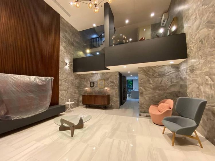 425 ตร.ม. 4 ห้องนอน 6 ห้องน้ำ ทาวน์เฮาส์สำหรับ ขายใน คลองตันเหนือ