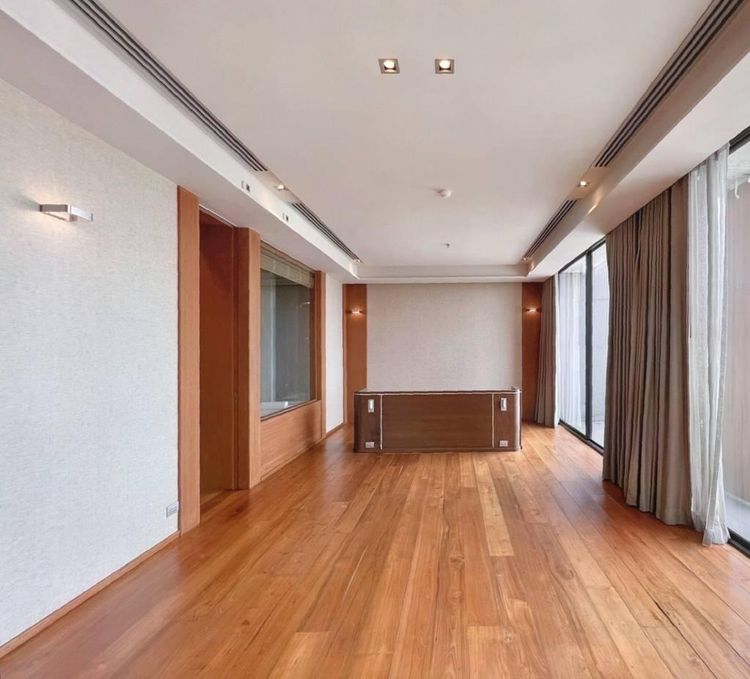 ตกแต่งครบ 2010 อื่นๆ 579 ตร.ม. 4 ห้องนอน 5 ห้องน้ำ คอนโดสำหรับ ขายใน จอมพล รูปที่ 2