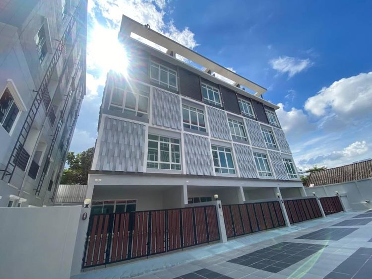 อื่นๆ ฮอลมาร์ก เอเลแกนท์