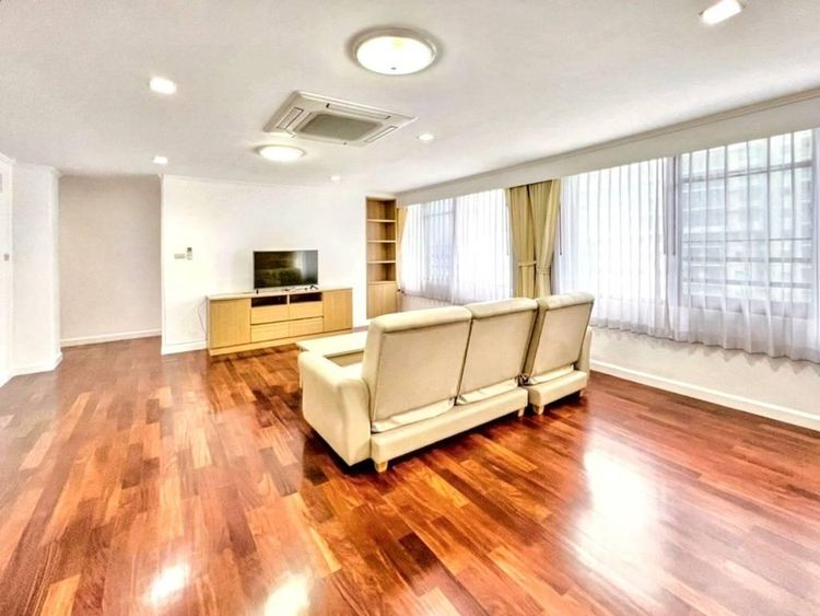 ตกแต่งครบ 2010 อื่นๆ 163 ตร.ม. 3 ห้องนอน 2 ห้องน้ำ คอนโดสำหรับ ขายใน คลองตันเหนือ รูปที่ 2