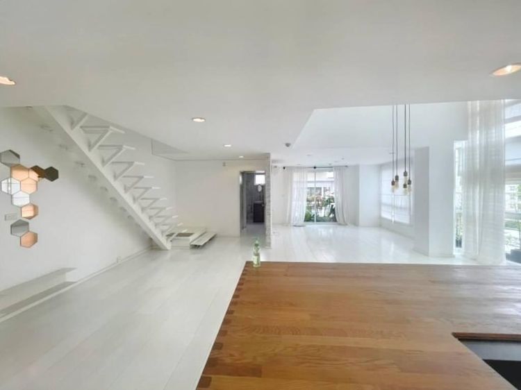 2010 อื่นๆ 267 ตร.ม. 3 ห้องนอน 3 ห้องน้ำ คอนโดสำหรับ ขายใน คลองตัน รูปที่ 2