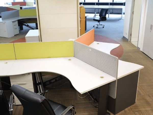 โต๊ะทำงานกลุ่ม 9 ที่นั่ง แบรนด์ UB ขาเหล็ก +ตู้ 3 ลิ้นชัก 9 ใบ +พาทิชั่นบนโต๊ะ 9 แผ่น รูปที่ 5