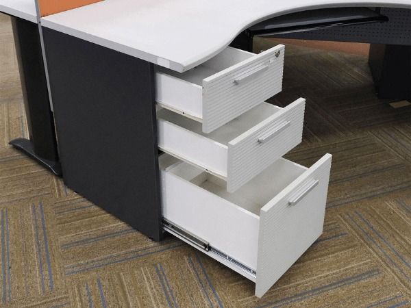 โต๊ะทำงานกลุ่ม 9 ที่นั่ง แบรนด์ UB ขาเหล็ก +ตู้ 3 ลิ้นชัก 9 ใบ +พาทิชั่นบนโต๊ะ 9 แผ่น รูปที่ 2