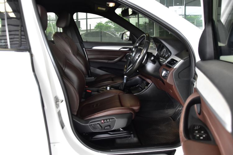 BMW X1 2018 2.0 sDrive18d M Sport Utility-car ดีเซล ไม่ติดแก๊ส เกียร์อัตโนมัติ ขาว รูปที่ 4