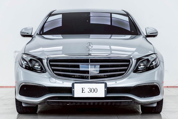 Mercedes-Benz E-Class 2022 E300e Sedan ไฮบริด ไม่ติดแก๊ส เกียร์อัตโนมัติ เทา รูปที่ 4