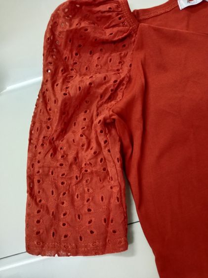 เสื้อยืดคอวี สีส้มอิฐก่อนยืด 32 นิ้ว ยืดได้ 38 นื้วแขนลูกไม้ผ้านิ่มยืด ใส่สบาย รูปที่ 4