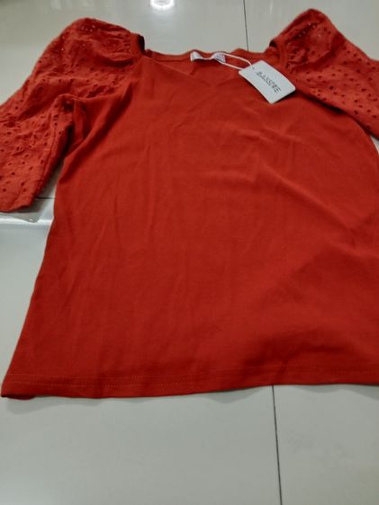 เสื้อยืดคอวี สีส้มอิฐก่อนยืด 32 นิ้ว ยืดได้ 38 นื้วแขนลูกไม้ผ้านิ่มยืด ใส่สบาย