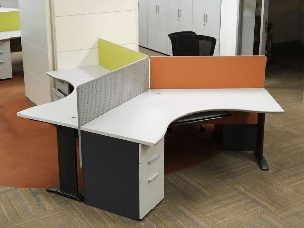 ไม้ หลากสี โต๊ะทำงานกลุ่ม 3 ที่นั่ง แบรนด์ UB ขาเหล็ก +ตู้ 3 ลิ้นชัก 3 ใบ +พาทิชั่นบนโต๊ะ 3 แผ่น