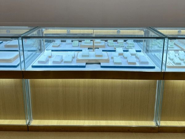 ตู้โชว์กระจก โครงไม้ สไตล์เรียบหรู