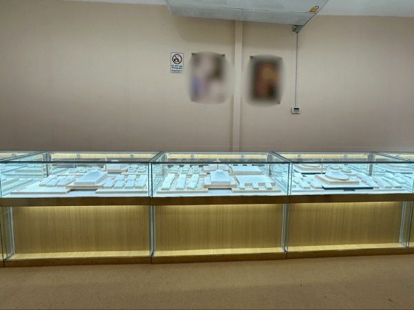 ตู้โชว์กระจก โครงไม้ สไตล์เรียบหรู รูปที่ 3